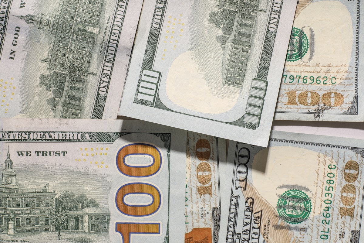 100ドル紙幣（為替リスクの象徴）