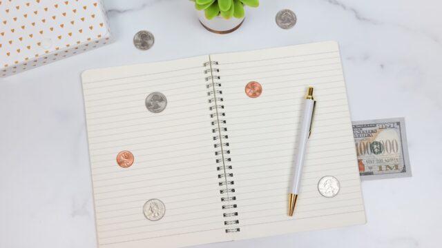 家計管理ノートとコイン