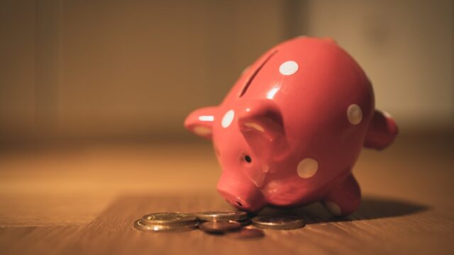 こどもNISAで資産形成するイメージ・貯金箱