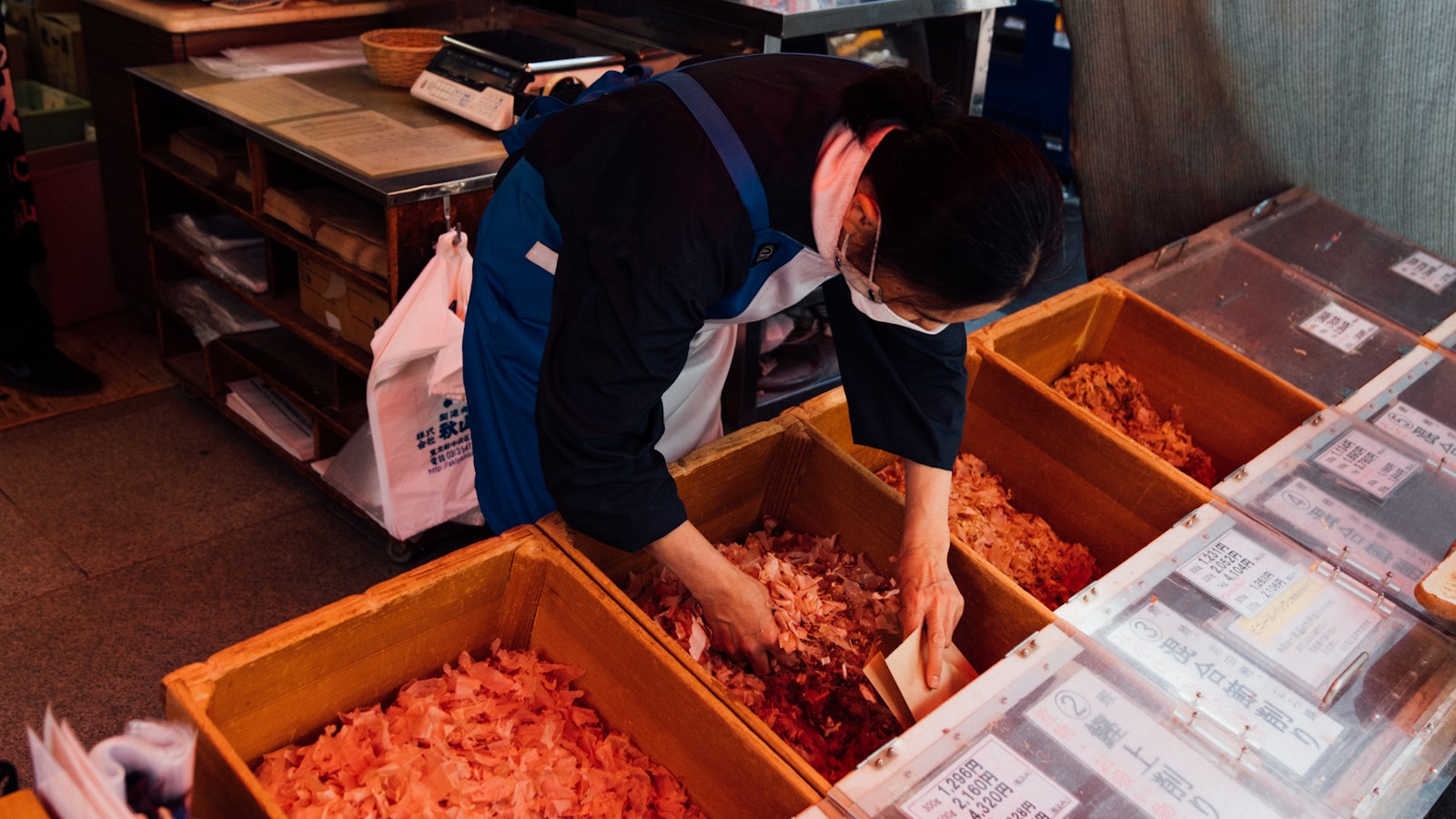 食料品の箱が積み上がる倉庫。物価高の家計イメージ