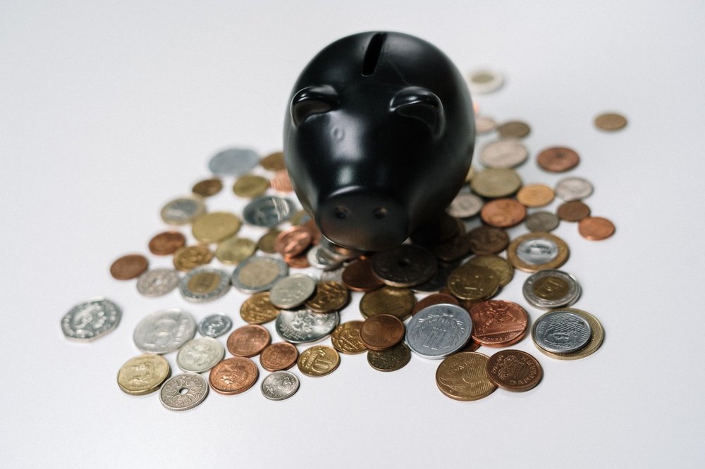 貯金箱とコインでボーナスを積み立てるイメージ