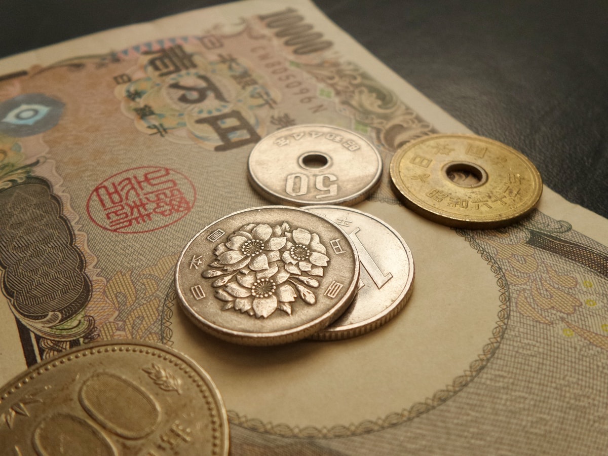 一万円札と硬貨・医療費に備える生活防衛資金のイメージ