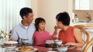 食卓を囲む親子・子育て世帯の家計イメージ