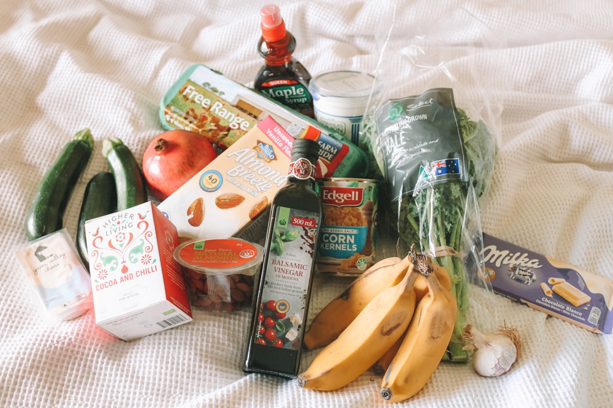 野菜や調味料など買い物した食材を広げたところ