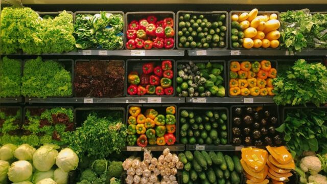 色とりどりの野菜が並ぶスーパーの棚と値札