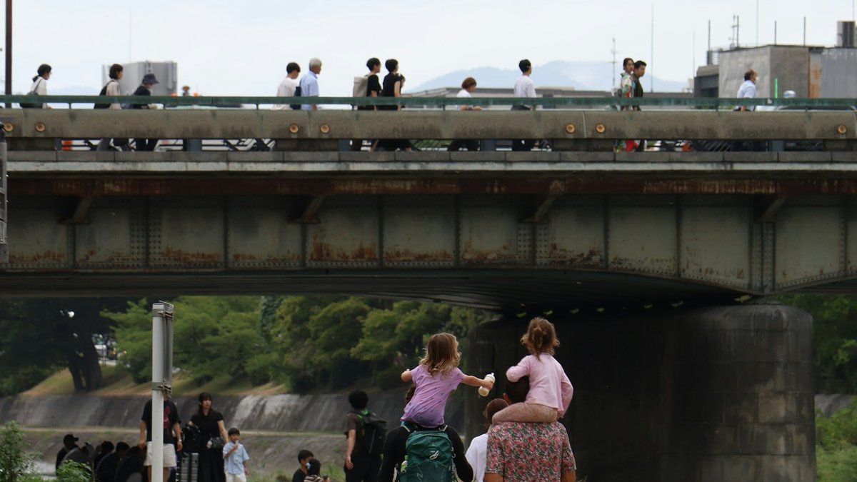 子どもを肩車して歩く家族。子育て世帯の保険料負担をイメージした写真