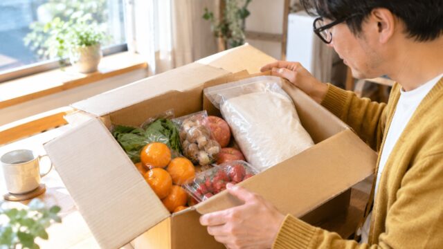 ふるさと納税の返礼品の箱を開ける眼鏡のパパ