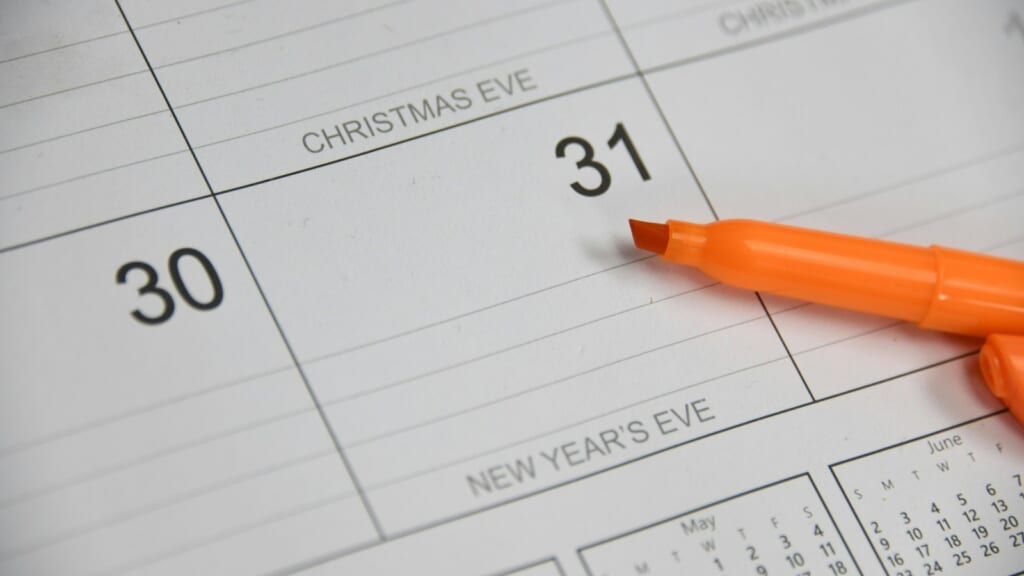12月のカレンダーとオレンジ色のペン