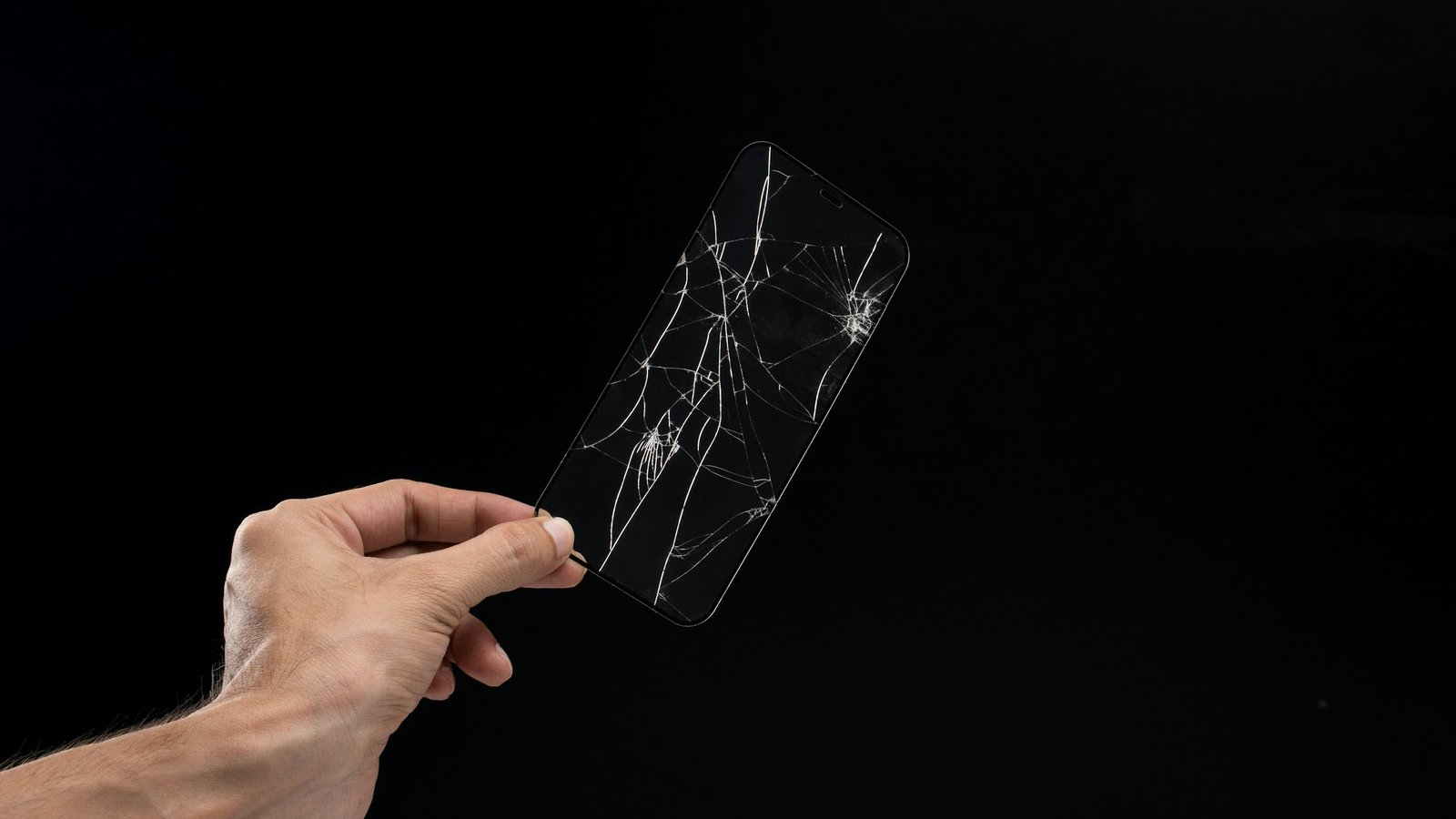 割れたスマホの画面ガラスを手に持つイメージ