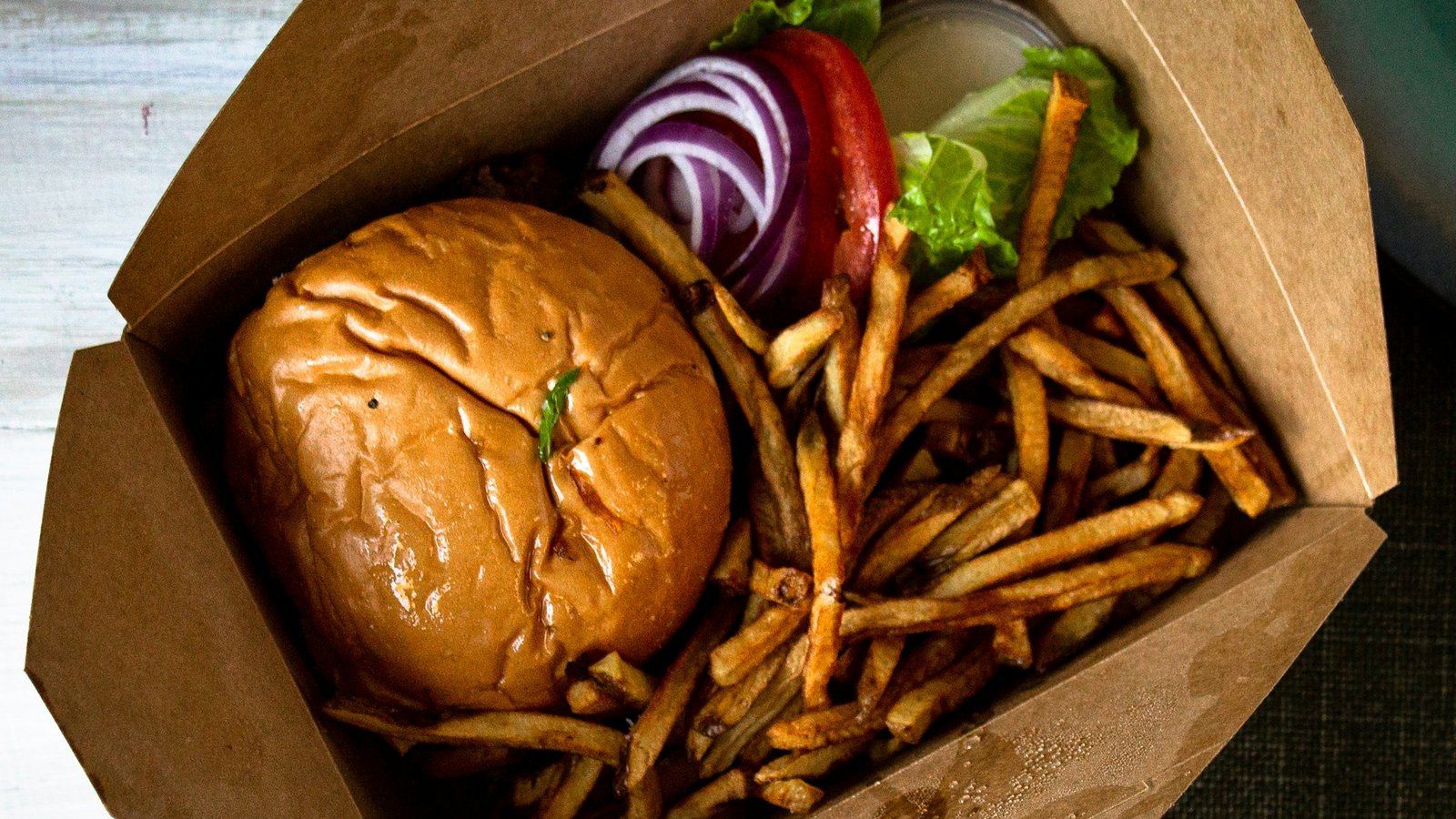 テイクアウトのハンバーガーとポテト・中食の出費のイメージ